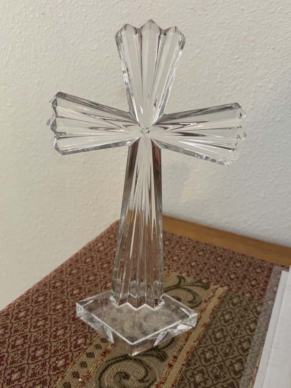 Crystal cross in the sanctuary of Bellevue Methodist Church