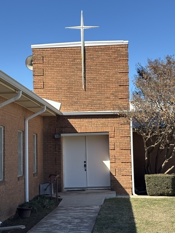 Bellevue Methodist Church entrance with cross steeple